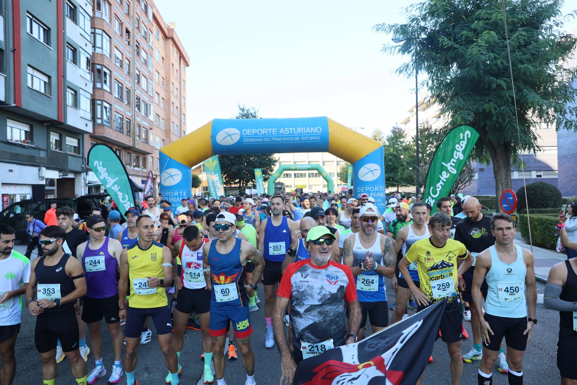 Marco García y Lola Pérez reinan en una media maratón “de récord” en Oviedo