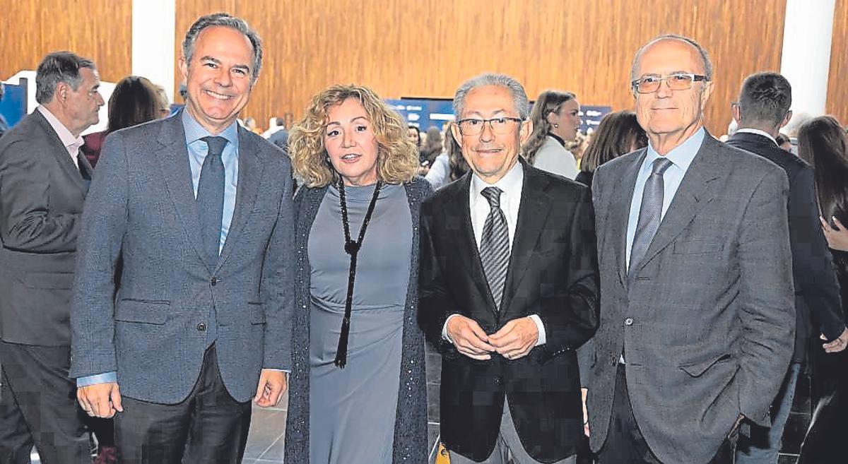Carlos Castillo, adjunto del Síndic de Greuges; Susana Abia, responsable de Comunicación de la misma institución; Ángel Luna, Síndic de Greuges; y Antonio Mira Perceval, profesor honorario de la UA y miembro de la Sindicatura de Comptes.