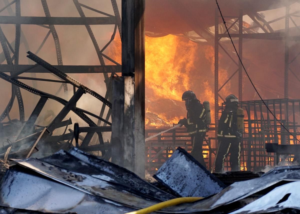 Un incendio arrasa una fábrica de muebles de baño en Villa del Río