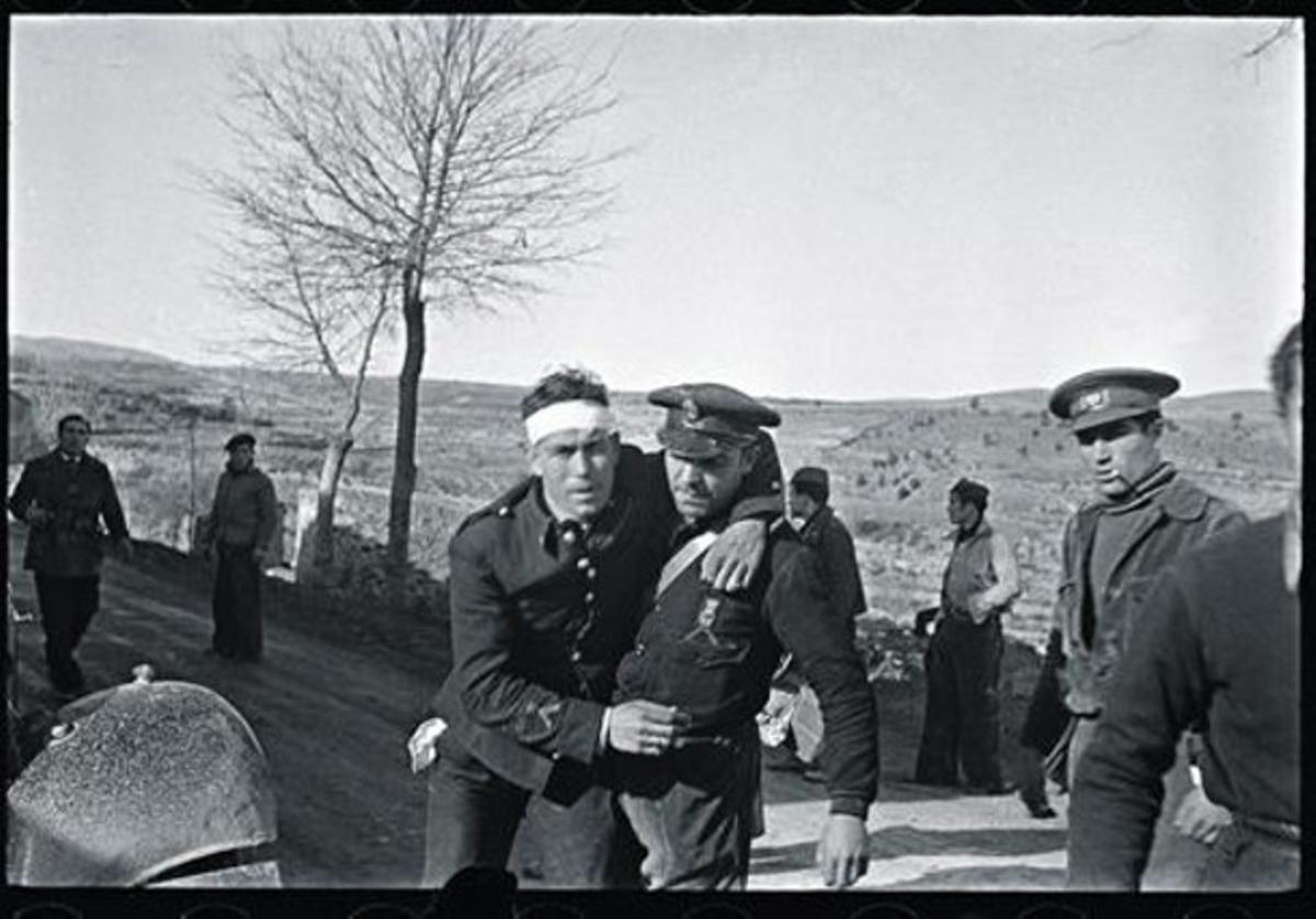 AGUSTÍ CENTELLES3 El fotògraf s’afanya per arribar al lloc, amb la càmera penjada a l’espatlla dreta.