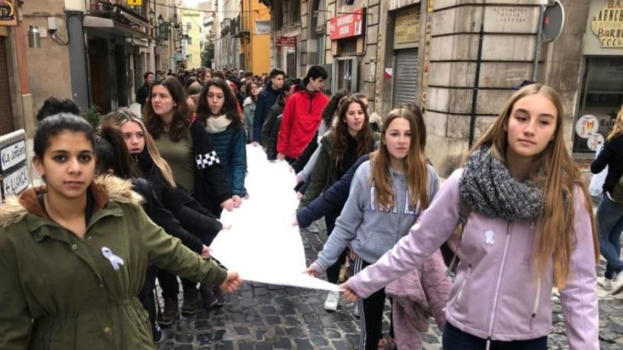 Estudiants desplegant la tela al llarg del carrer Jonquera