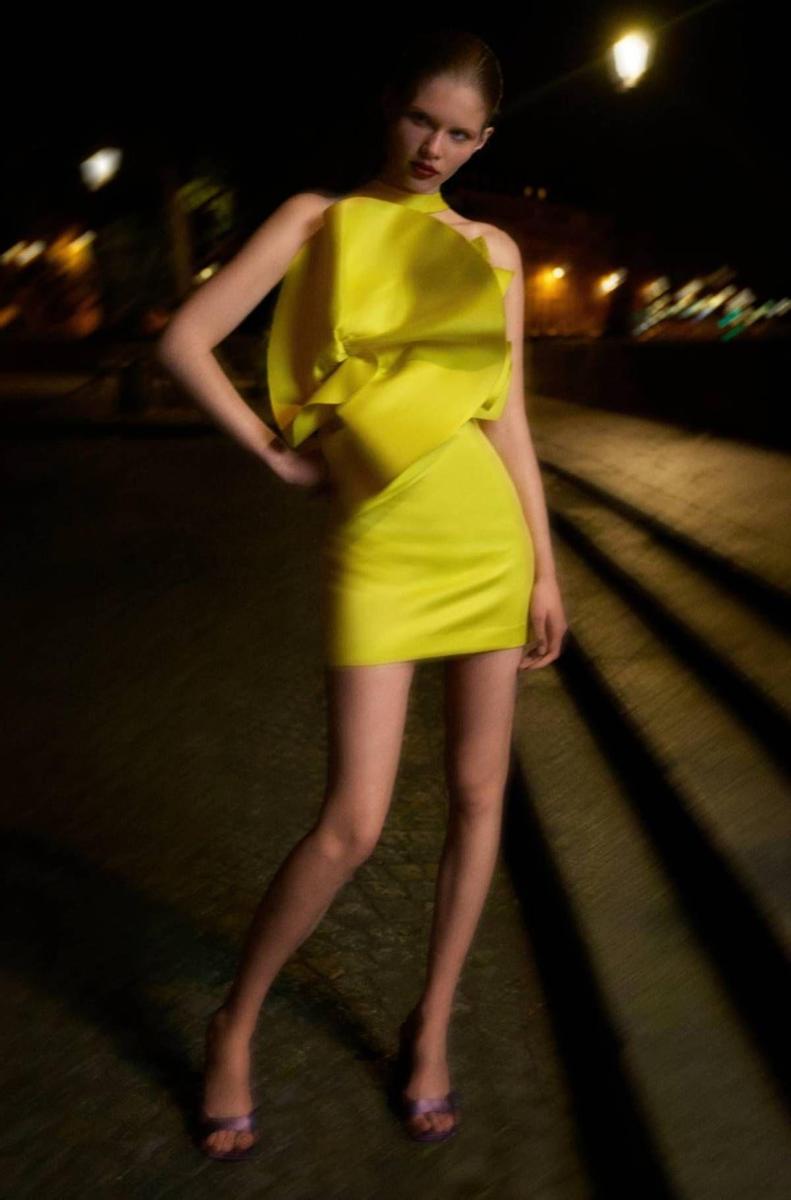 Vestido corto amarillo de Zara