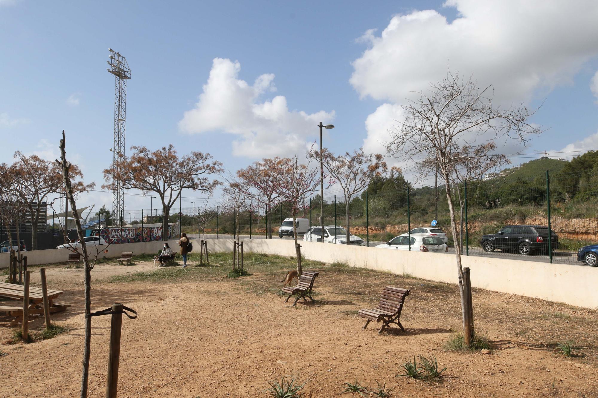 Deterioro de los parques canino e infantil de Can Misses