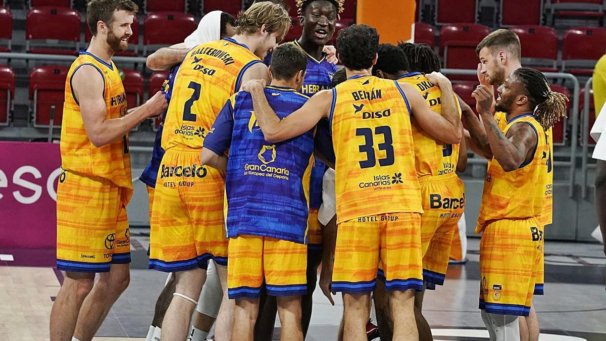 Los jugadores del Herbalife Gran Canaria hacen piña para celebrar su triunfo frente a Baskonia el domingo pasado. | | LOF