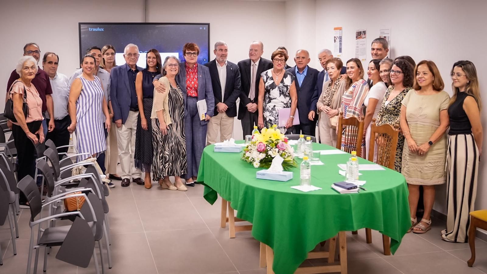 Visita de Clavijo al Centro de Orientación Familiar en Schamann