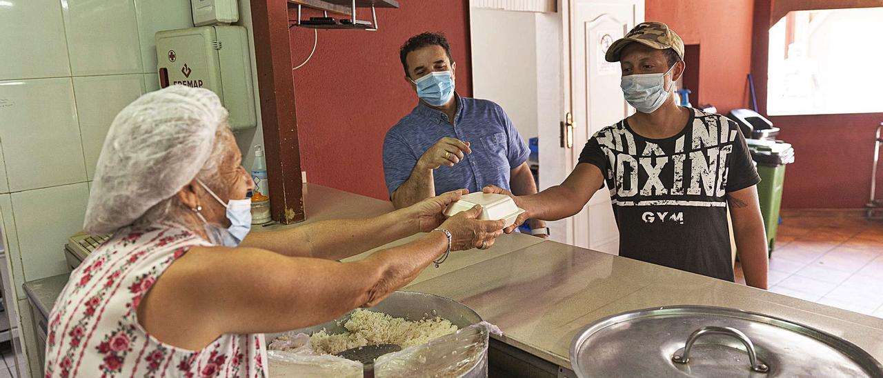 El pastor de la Misión Cristiana Moderna, Ángel Manuel Hernández, supervisa la entrega de alimentos en el Comedor Social, ayer. | | FUSELLI