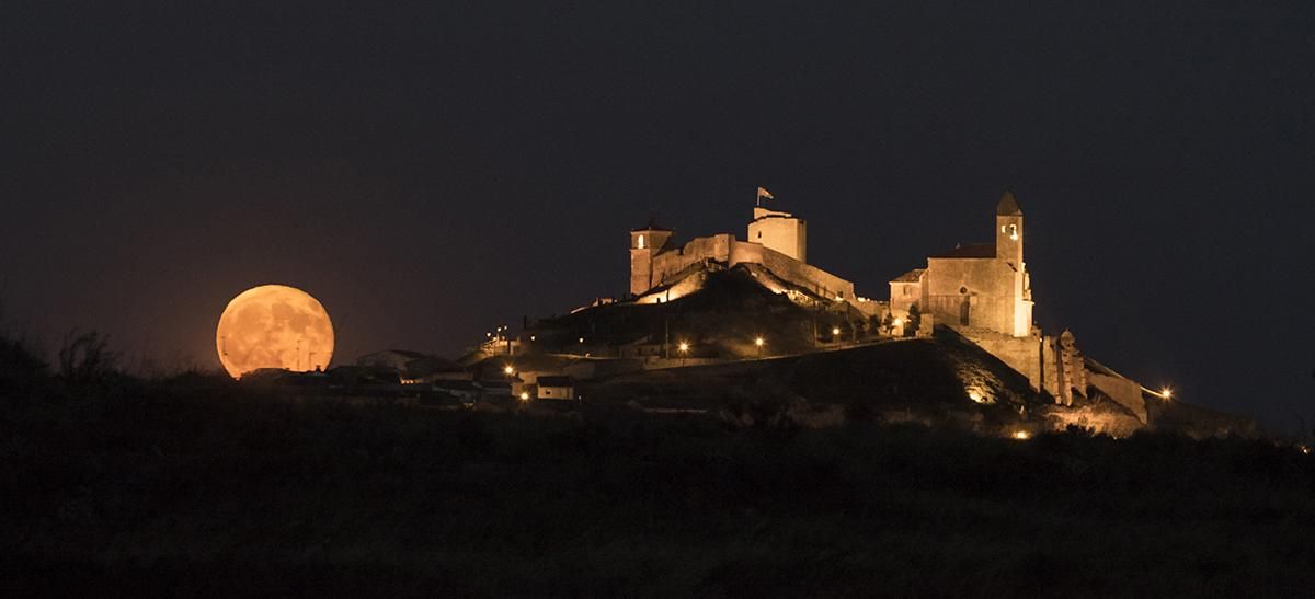 Vista nocturna del castillo de San Vicente de la Sonsierra