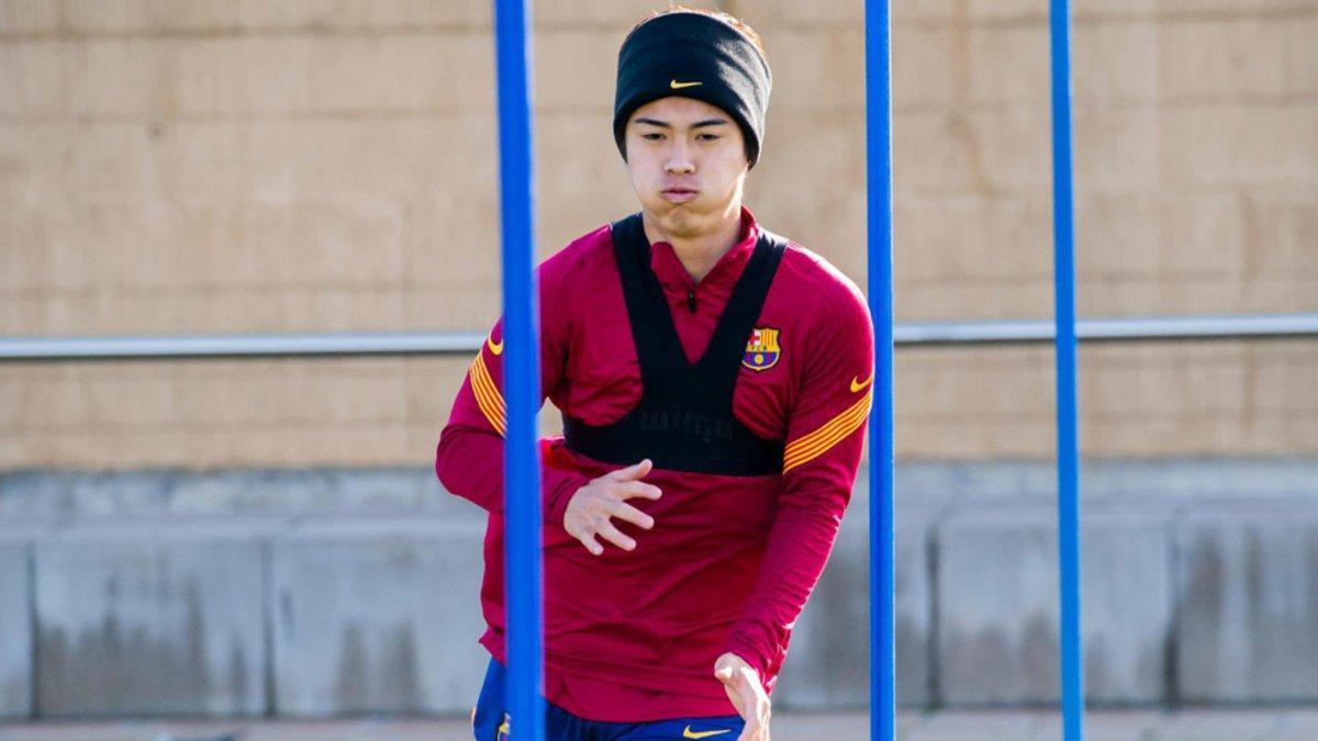 Hiroki Abe, entrenando con el Barça antes de recibir el alta médica