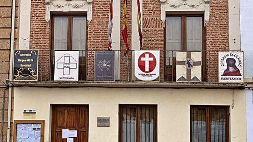 El balcón del Ayuntamiento de Fuentesaúco luciendo los tradicionales reposteros.