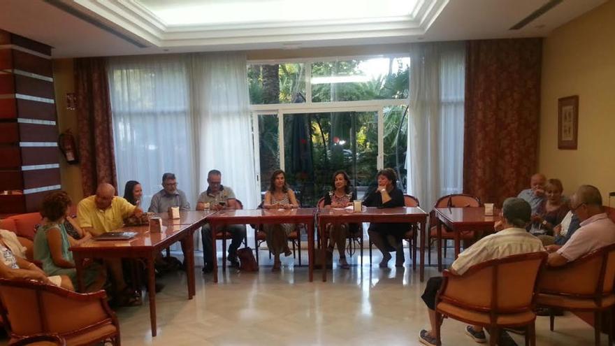 Miembros de la plataforma ciudadana contra la alteración de las lindes, durante una reunión.