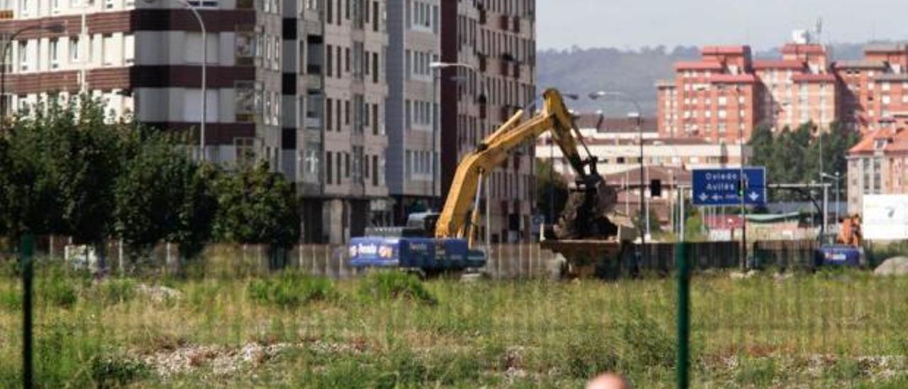 Operarios trabajando en la adecuación de la zona del &quot;solarón&quot;.