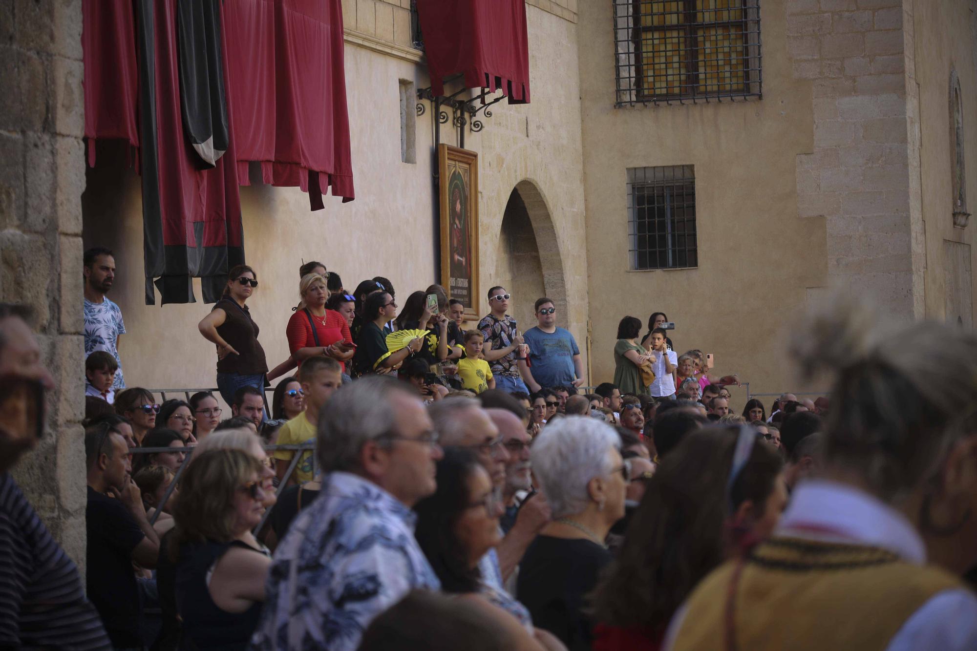 Cocentaina cierra con una masiva respuesta los Moros y Cristianos del reencuentro tras la pandemia