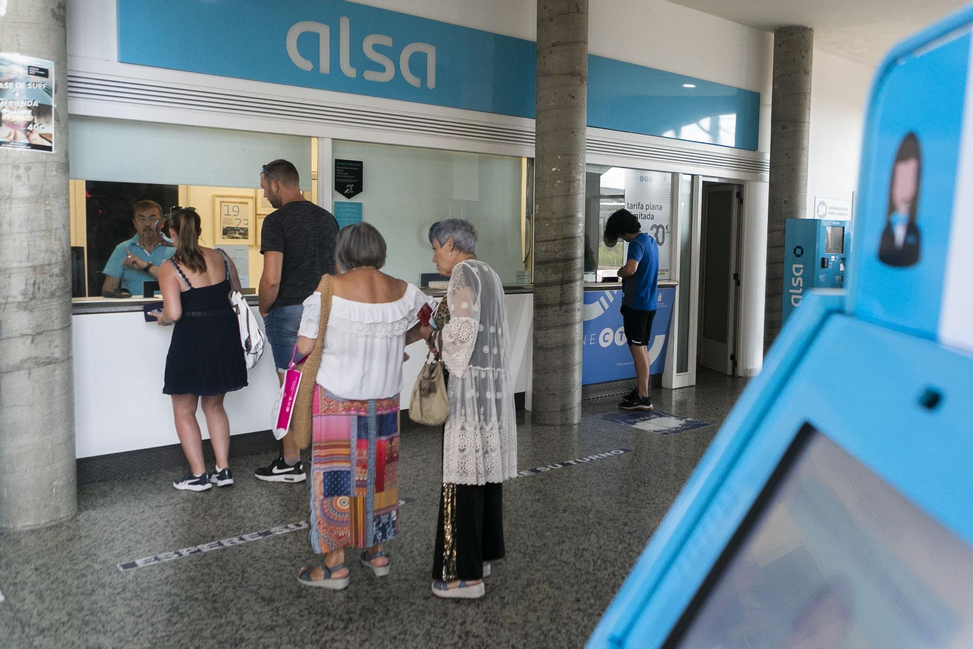 En imágenes: Primer día de las nuevas tarifas en los abonos de transporte en Avilés