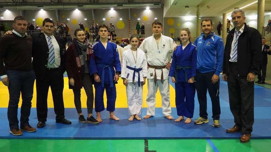 Los deportistas infantiles y cadetes del Judo Lena, junto a sus técnicos.