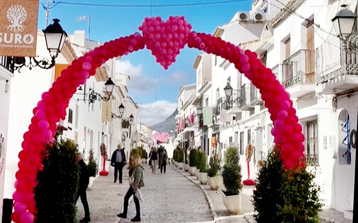 Decoracion en la calle san Miguel de altea por la Ruta del Amor 2025.