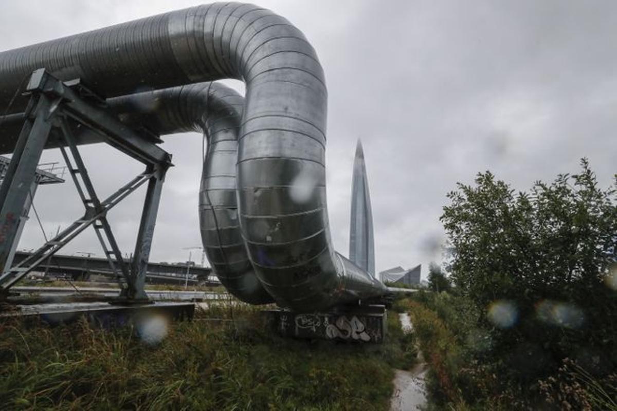 Tubos de un gasoducto con la torre de la sede coroporativa de Gazprom al fondo, en San Petersburgo.