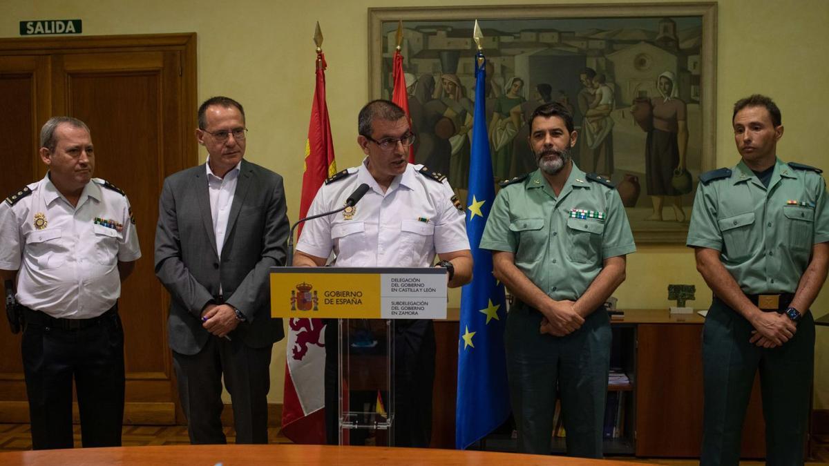 Desde la izquierda: Guillermo Vara, Ángel Blanco, Santiago Requejo, Héctor David Pulido y David Martínez, en la Subdelegación del Gobierno.