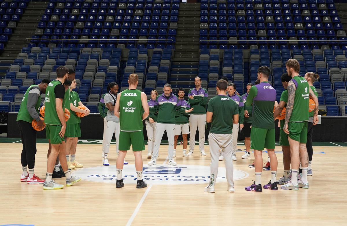 Ibon Navarro habla con sus jugadores en el centro de la pista del Palacio Martín Carpena.
