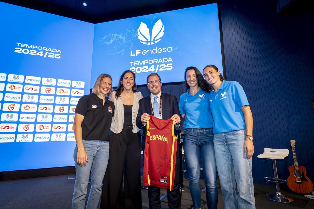 Las valencianas Vega Gimeno y Sandra Ygueravide, con el resto de la selección 3x3 y el presidente de Renfe, Raúl Blanco