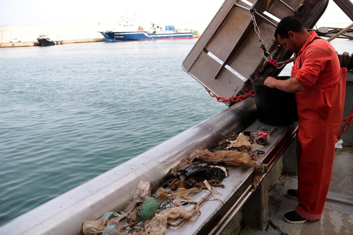 Deixalles trobades al mar pels pescadors.