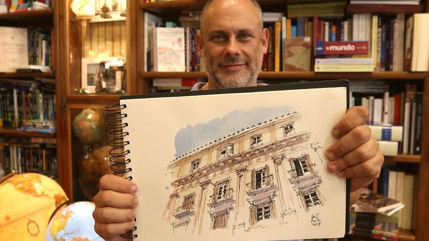 Luis Ruiz Padrón con una de sus obras.