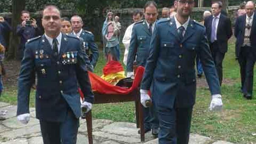 Miembros de la Benemérita de Villardeciervos sacan en procesión a la Virgen.