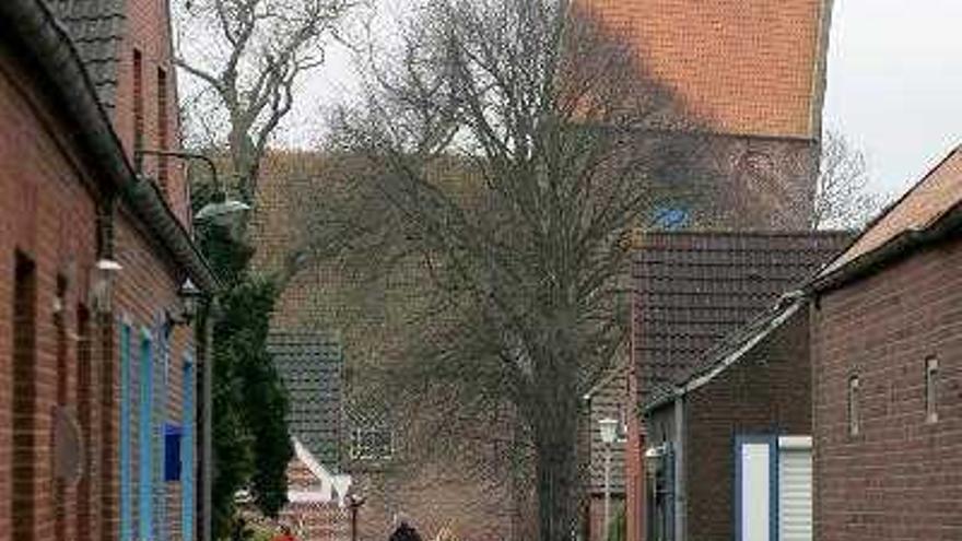 Imagen de la torre inclinada de una iglesia en el pueblo de East Frisian en Suurhusen, Alemania.