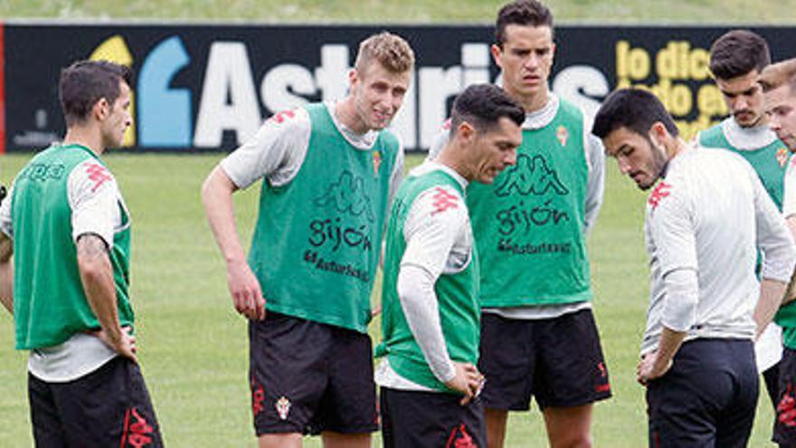 El Sporting durante el entrenamiento de ayer. / J.J.