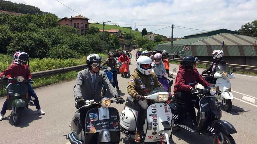 Parte de la comitiva de scooters, en las carreteras del concejo.