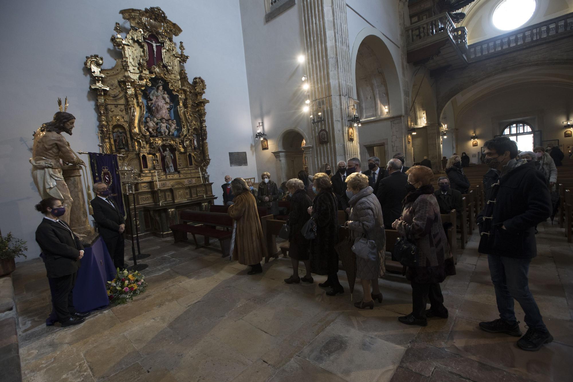 EN IMÁGENES: Besapiés del Flagelado en la Semana Santa de Oviedo