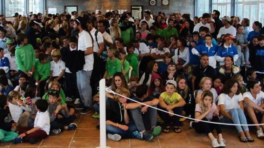 Regatistas, entrenadores y padres esperando para la entrega de premios en las instalaciones del Real Club de Regatas en La Cantera.