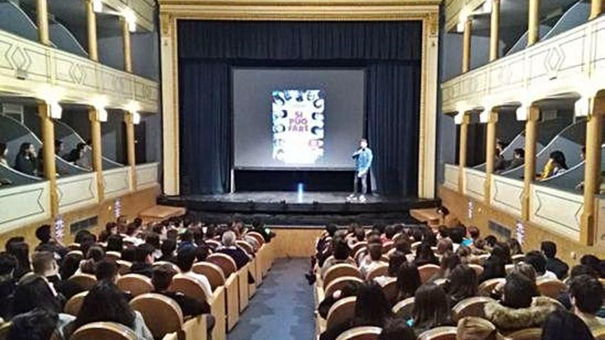 Toresanos disfrutan de un espectáculo desde el patio de butacas y los palcos del Teatro Latorre.