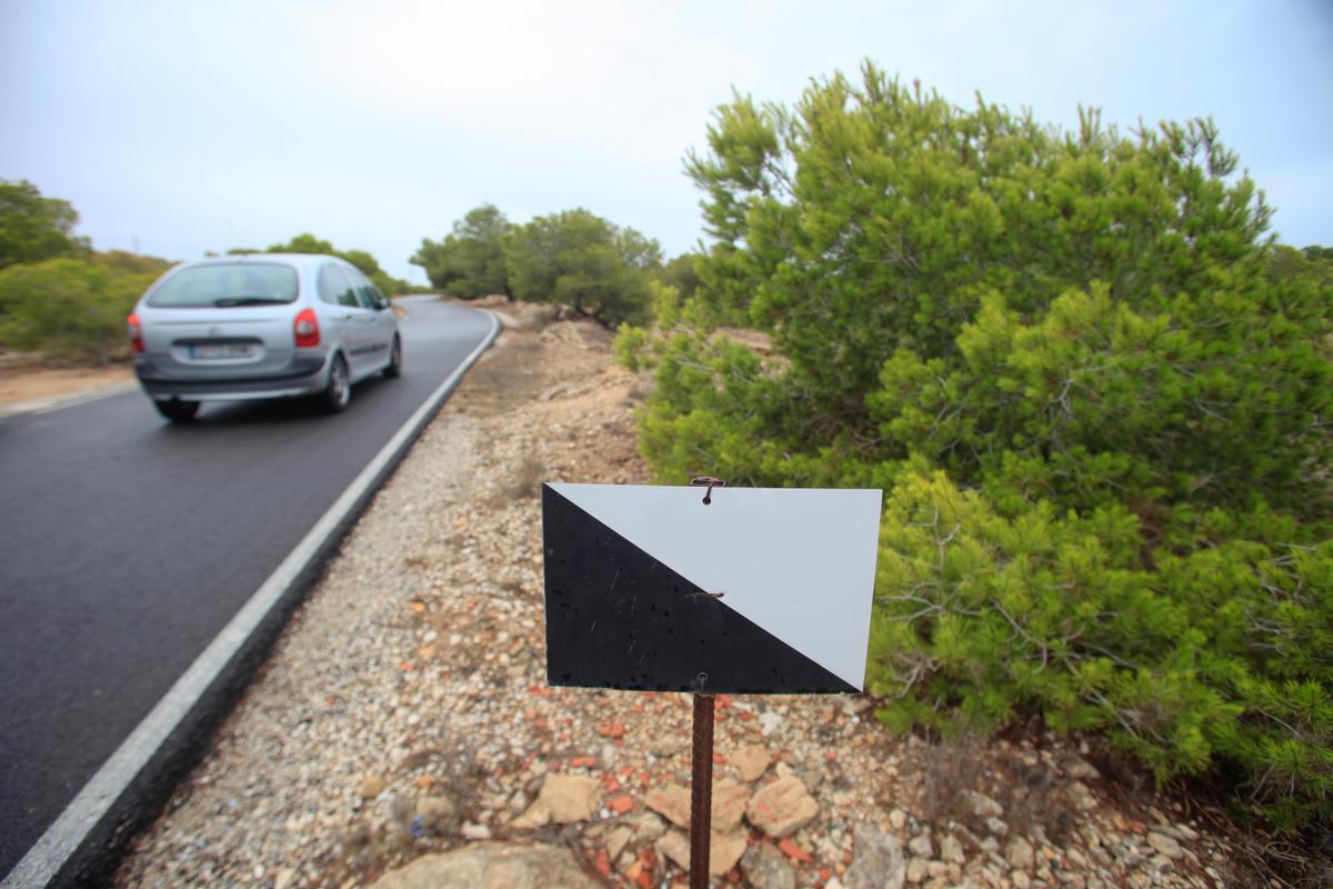 Un vehículo circula por la Sierra de Santa Pola