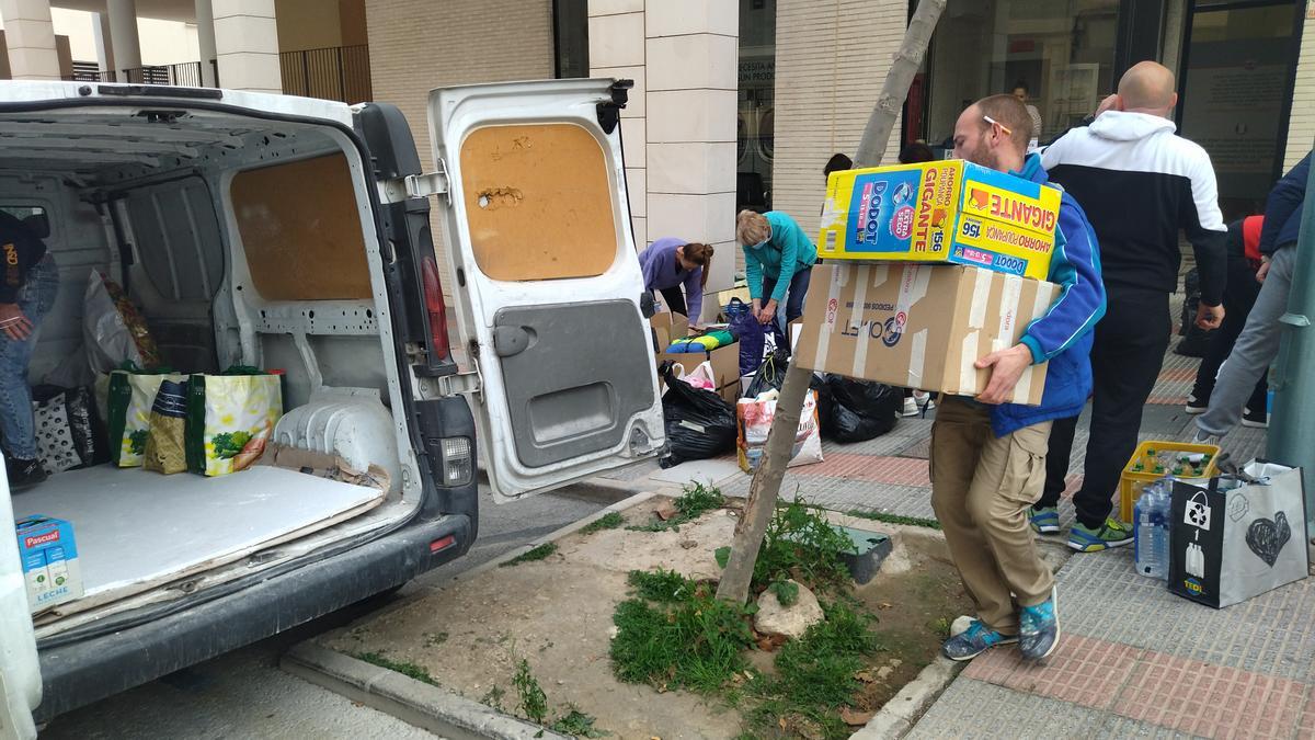 La actividad ha sido frenética. Momento en el que se empieza a cargar la primera furgoneta