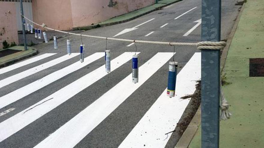 La cuerda, colgada de farola a farola cerca del colegio Los Jarales.