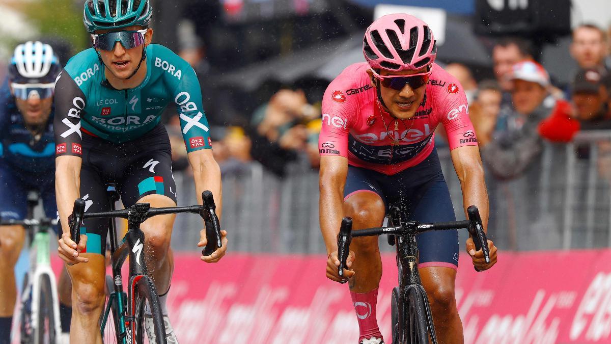 Carapaz, en el Giro Italia 2022 con la 'maglia rosa'