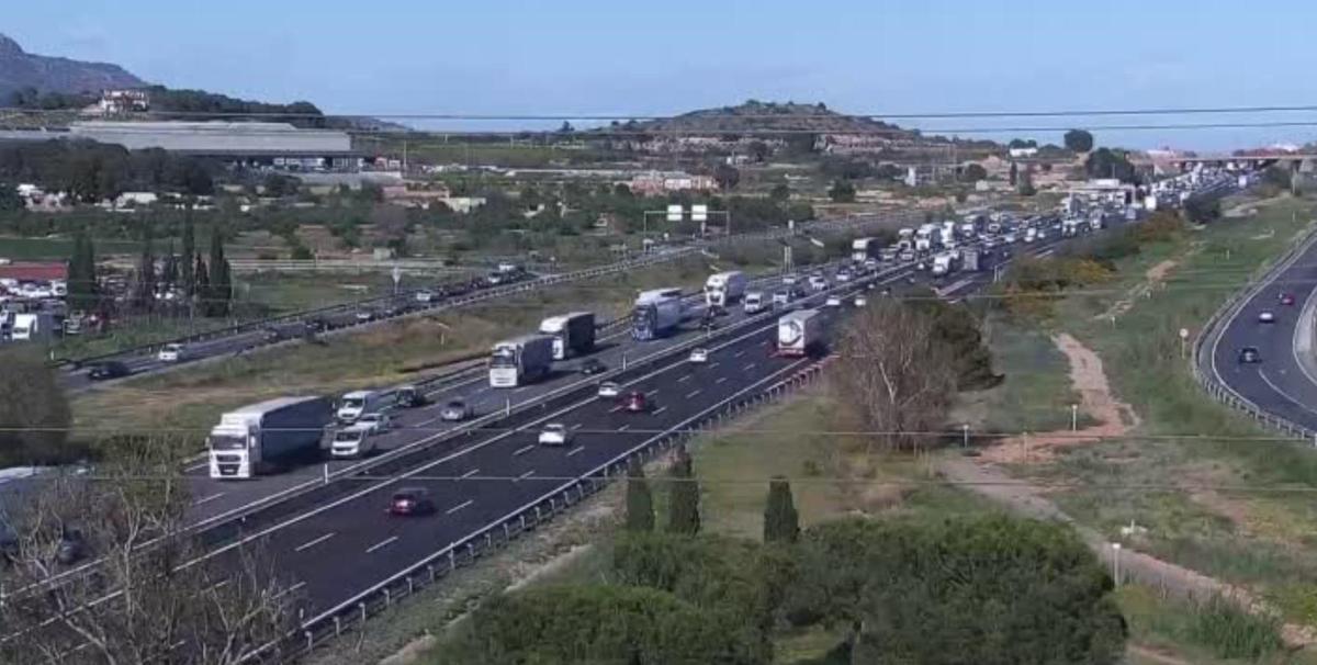 La A-7 entre Puig y Godella, congestionada en una imagen de la DGT