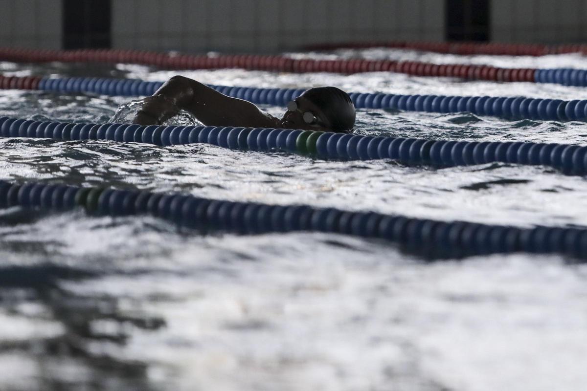 Un usuario en la piscina municipal de La Calzada.