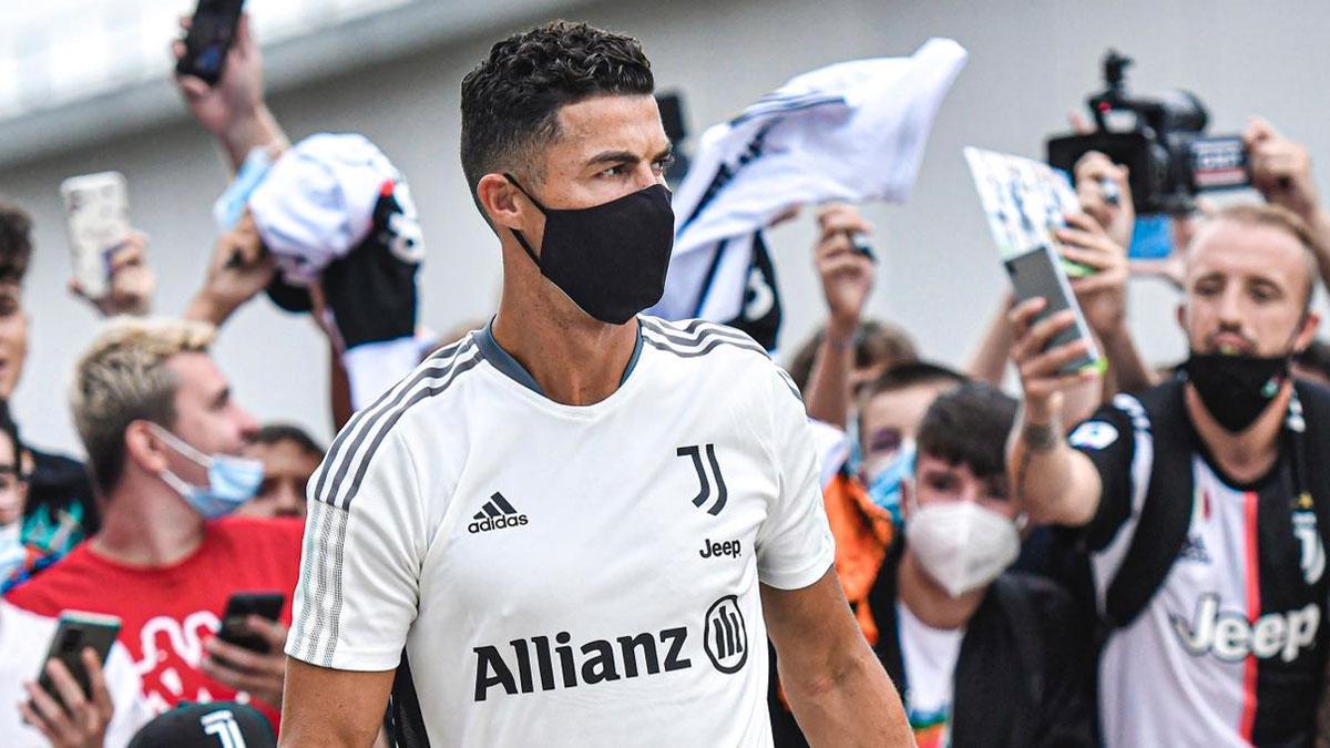 Cristiano Ronaldo ovacionado por los aficionados en su llegada al entrenamiento