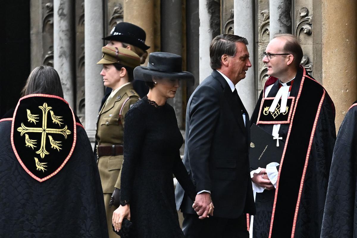 El presidente de Brasil, Jair Bolsonaro, y su mujer, Michelle, a su llegada al funeral de Isabel II.