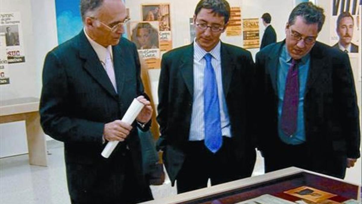 Rafael Jené, primero por la izquierda, conversa con otros directivos de la caja.