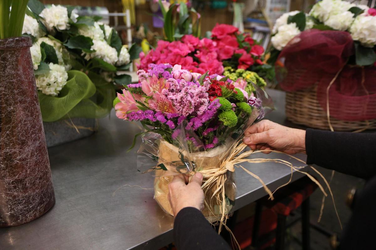 COMUNIDAD VALENCIANA.-Valencia.- Clientes de las floristerías de la Plaza del Ayuntamiento podrán usar zonas de carga hasta el domingo