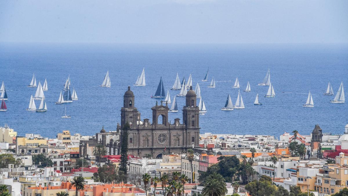 La fachada norte de la Catedral, objeto de restauración, es la pared blanca del conjunto.