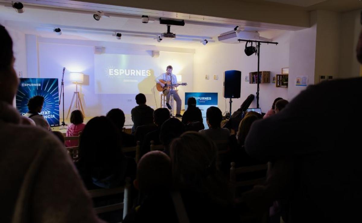 Una actuació de Pau Brugada, durant la presentació de l'Espurnes.