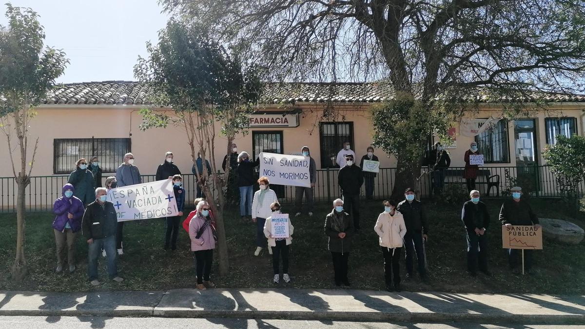 Vecinos de Pozoantiguo se concentran junto al consultorio médico