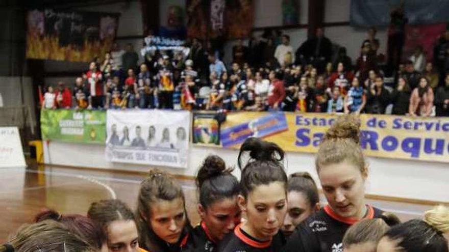 Las jugadoras del Guardés, tras la eliminación. // Alba Villar