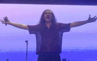 Arde Bogotá muestra su grandeza cantando bajo la lluvia de A Coruña
