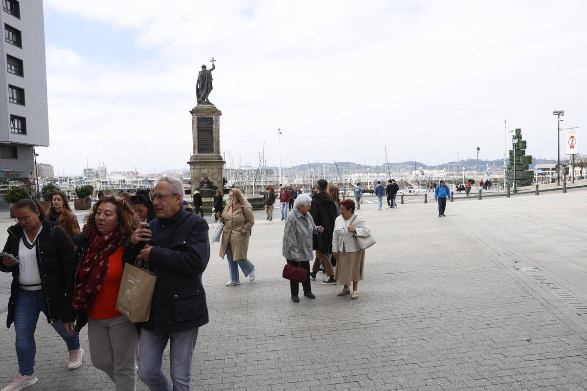 Semana Santa con "sabor a verano" en Gijón: en imágenes Semana Santa con "sabor a verano" en Gijón: en imágenes
