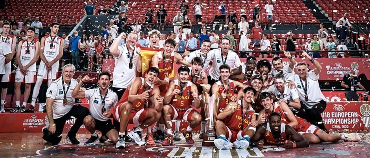 La selección sub 18 celebra el oro continental con Miguel Ángel Aguayo el primero por la izquierda con la camisa blanca y Tanchyn el primero por la derecha, agachado y vestido de rojo.