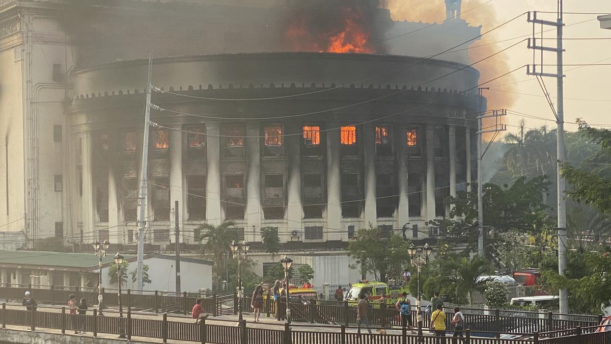 Espectacular incendio en la oficina central de Correos de Manila